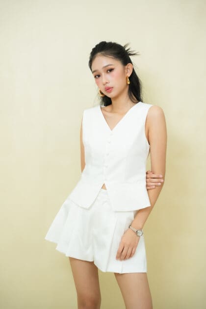 Alternative view of Her Vest in White